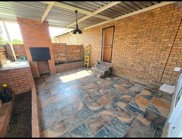 3 BEDROOM TOWNHOUSE FOR SALE IN FLORAUNA